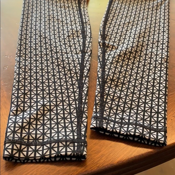 Size 4 black diamond lululemon leggings yoga pants - Picture 3 of 4